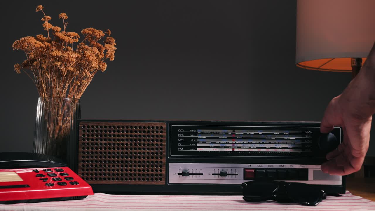 Old Retro AM FM Radio with tubes, Hand Changing stations , bulb vintage music player.