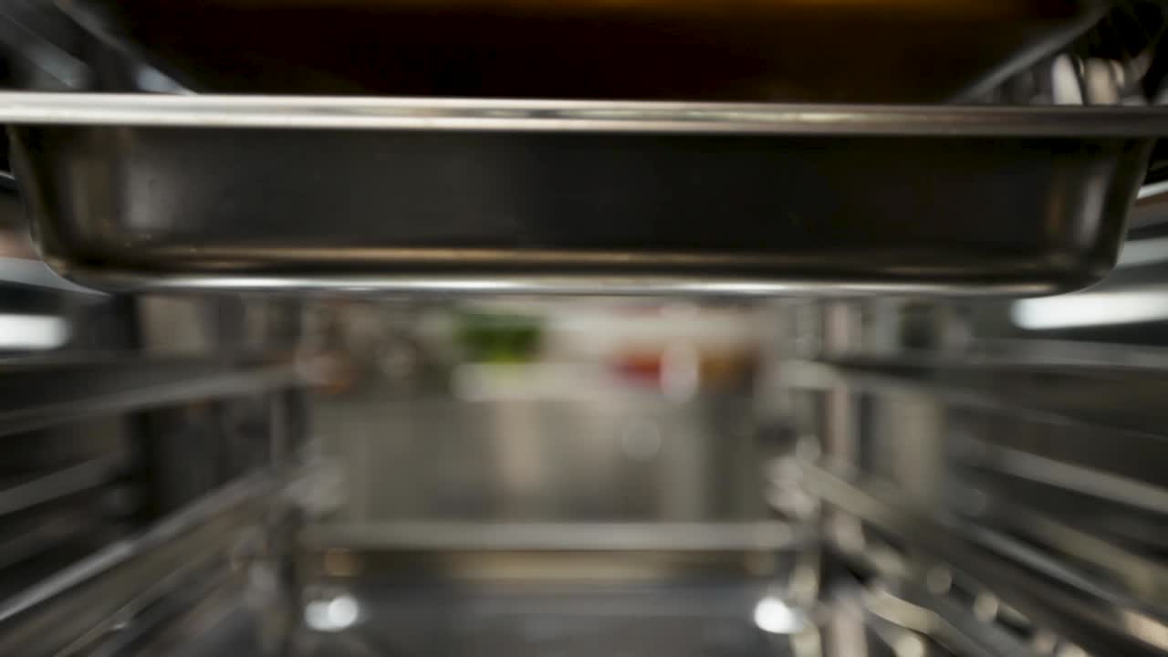Närbild på kyckling som bakas i ugn, sedd från en innovativ vinkel som simulerar ett hissperspektiv