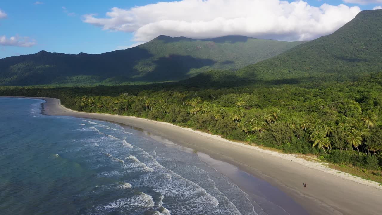 selva tropical de daintree y tribulación del cabo antena de playa, bosque denso y montañas nubladas, queensland, australia