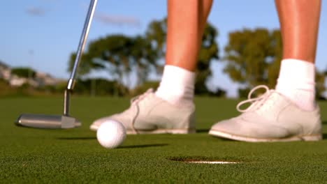 Lady-golfer-putting-golf-ball-on-the-green