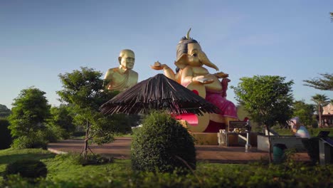 4k ganesha dios hindú con cabeza de elefante de los comienzos y estatua de monje dorado de luang pu thuat