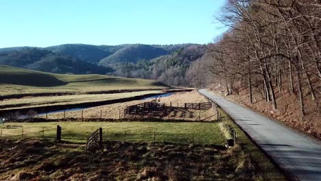 Aerial-Push-Along-Country-Dirt-Road,-Leben-Auf-Dem-Land,-Landleben-In-Den-Bergen-In-Der-Nähe-Von-Boone-Und-Blowing-Rock-NC,-Farmleben-In-North-Carolina,-Country-Musik