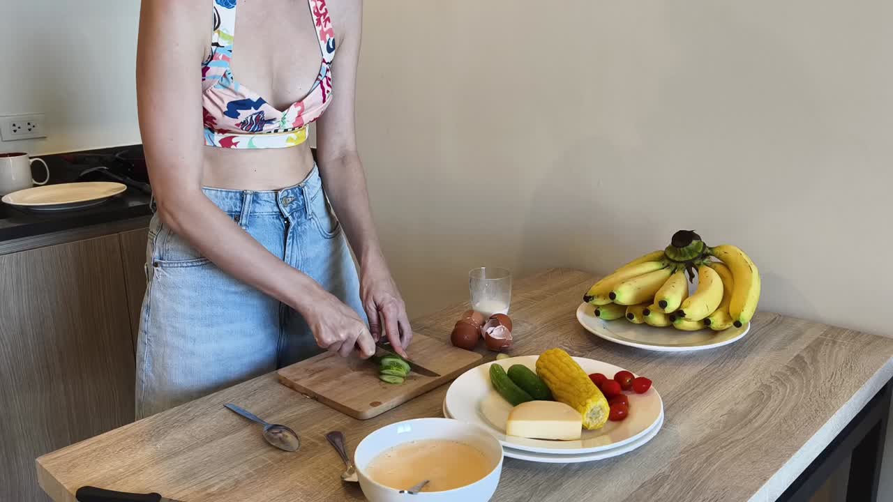 Woman preparing healthy breakfast in the kitchen