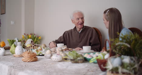 Frohe-Ostern-Großvater-Und-Enkelin-Verbringen-Ostern-Zusammen-Und-Reden-Zu-Hause-At