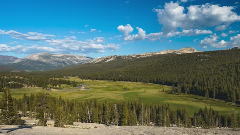 Vista-Pintoresca-De-Los-Prados-De-Tuolumne-En-El-Parque-Nacional-De-Yosemite-En-Wawona,-California,-Ee.uu.