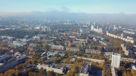 vista aérea de una ciudad en otoño