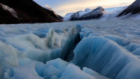 impresionante grieta del glaciar al amanecer