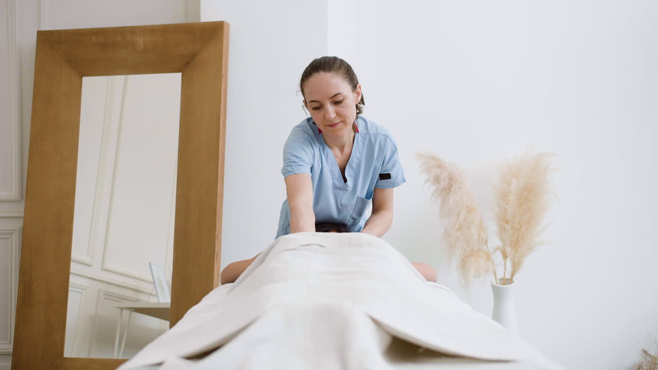 fisioterapeuta dando un masaje