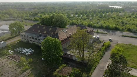 Drone-Dando-Vueltas-Alrededor-De-Un-Antiguo-Edificio-Alemán-Abandonado-Cerca-De-Un-Bosque