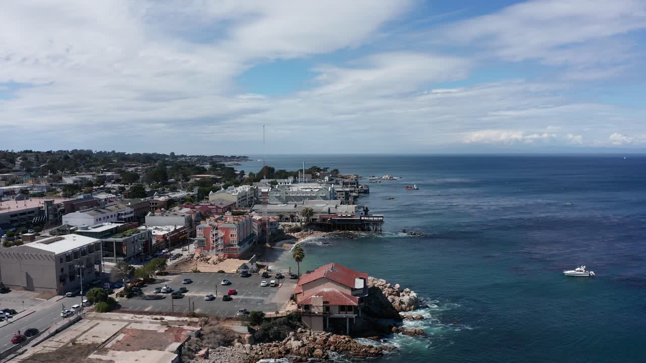 캘리포니아 몬터레이에 있는 역사적인 통조림 공장 행의 와이드 패닝 공중 촬영