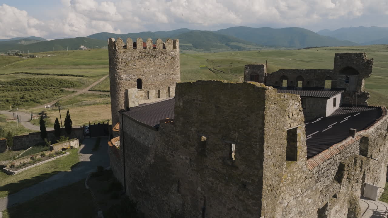 Fortezza del castello medievale di Samtsevrisi in pietra nella campagna georgiana.