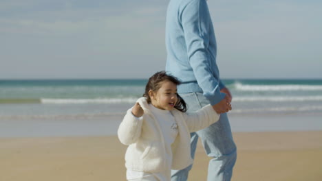 Padre-Japonés-Y-Su-Linda-Hijita-Caminando-Por-La-Orilla-Del-Mar