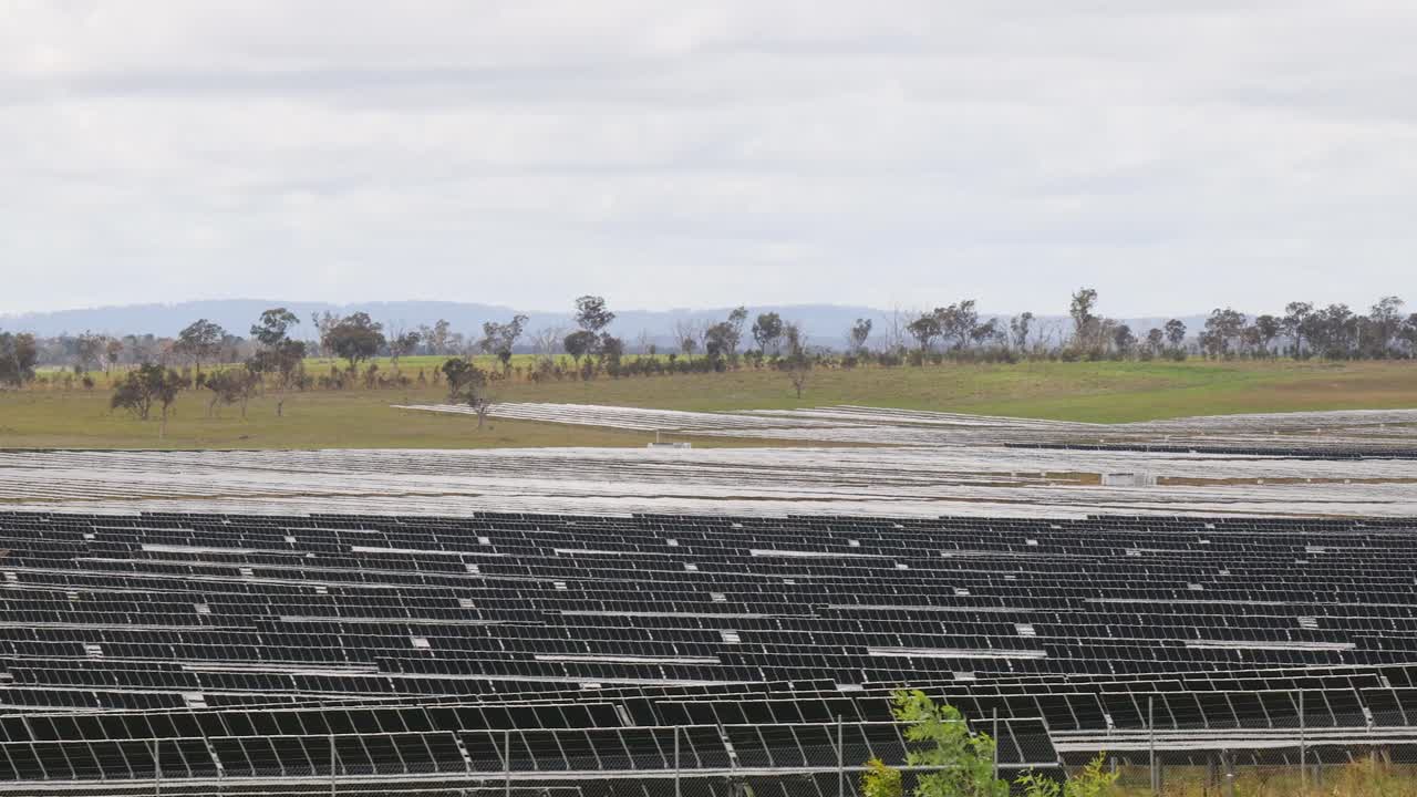 lapso de tiempo de la construcción de una granja solar sobre campos