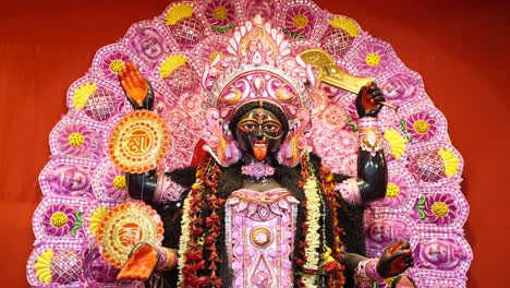 diwali es uno de los festivales más grandes de la india, kali, una de las deidades de los hindúes, es adorada en este festival