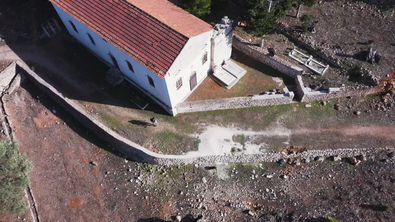 버려진 교회 와 묘지 의 공중 사진