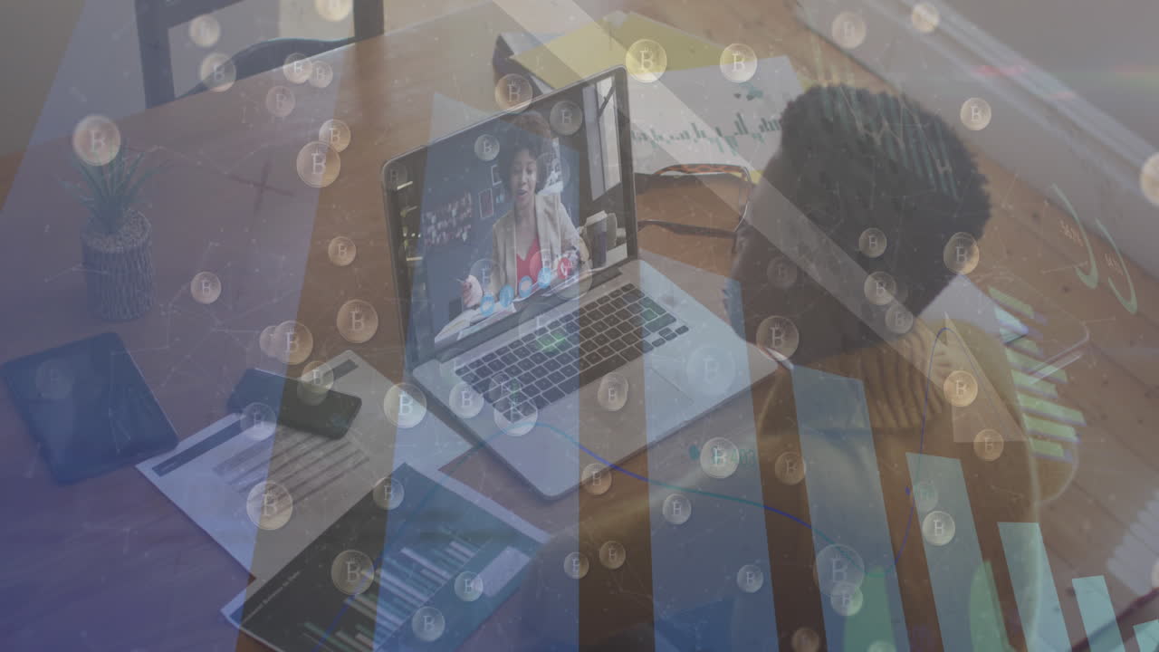 el procesamiento de datos y la caída de bitcoin impactan las finanzas globales durante la llamada de video de una mujer.