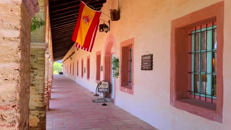 vista de las columnas y paredes de adobe de una misión de california