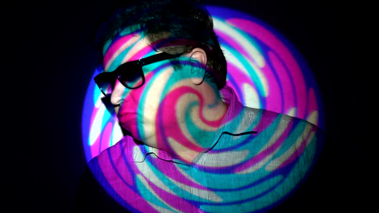 retrato de un hombre gordo en el centro de atención multicolor