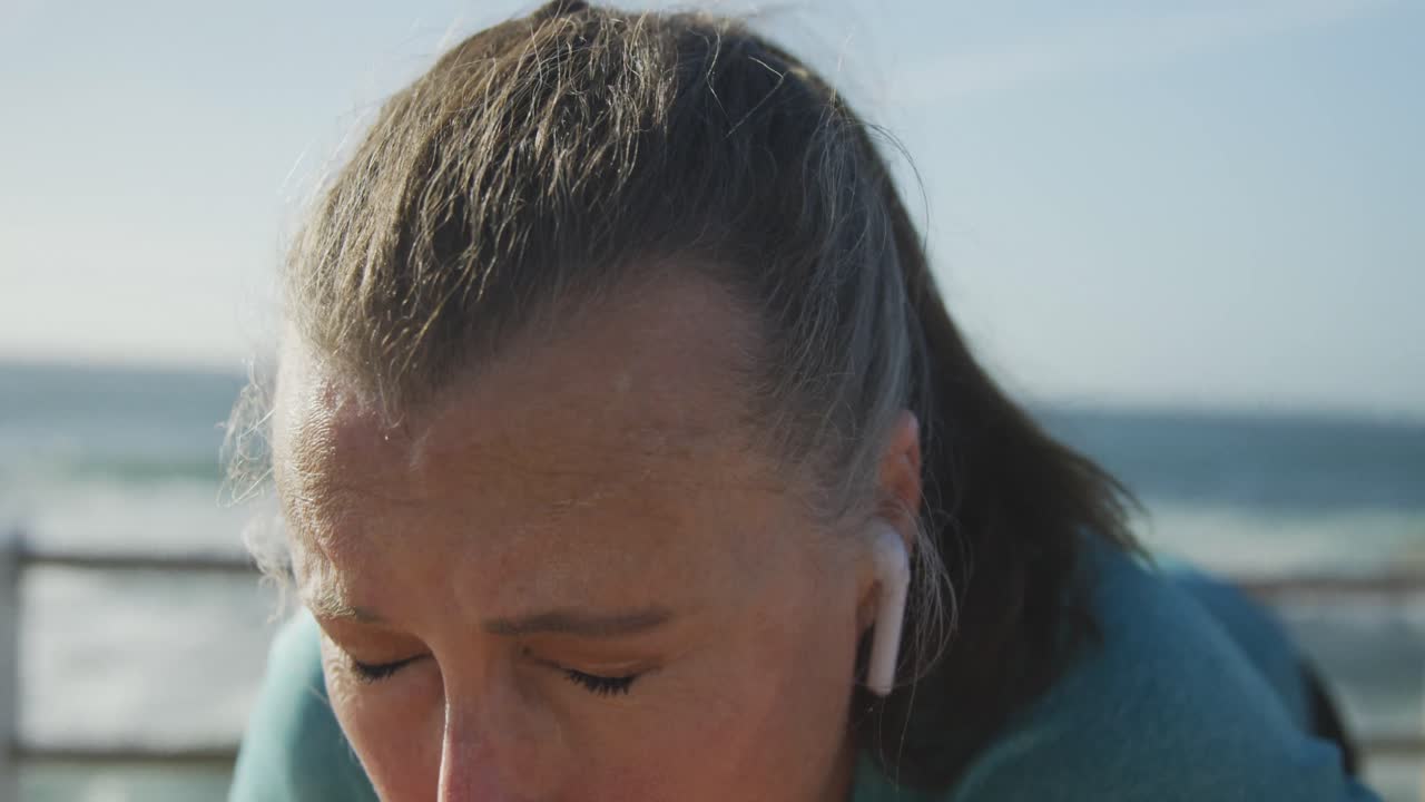 달리기 후 피곤 한 노인 여자