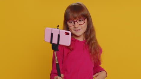 niña niña blogger tomando una selfie en el teléfono inteligente comunicándose por video llamada en línea con los suscriptores