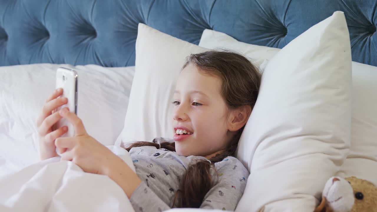 휴대 전화 4k를 사용하는 행복한 소녀