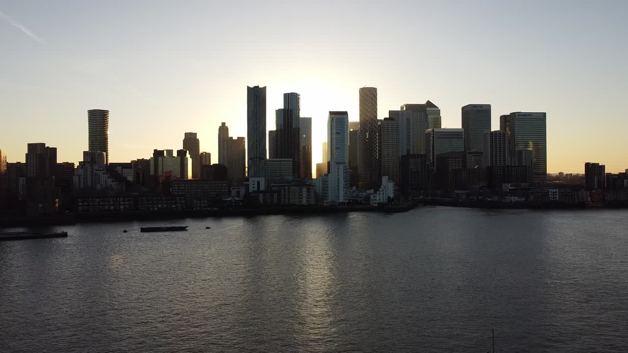 공중 - 템스 강과 카나리 워프, 런던, 넓은 하강 샷의 일몰