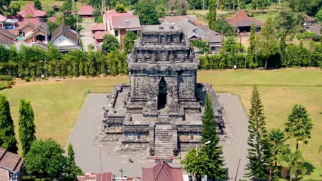 fachada del antiguo templo mandut en el monasterio budista en java, indonesia, antena