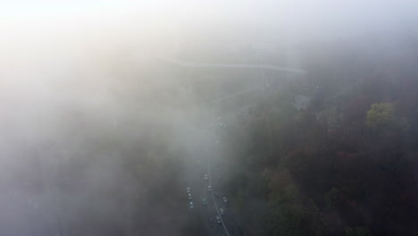 vista aérea de la autopista con niebla