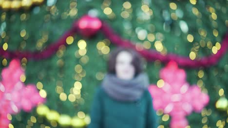 mujer frente a un árbol de navidad