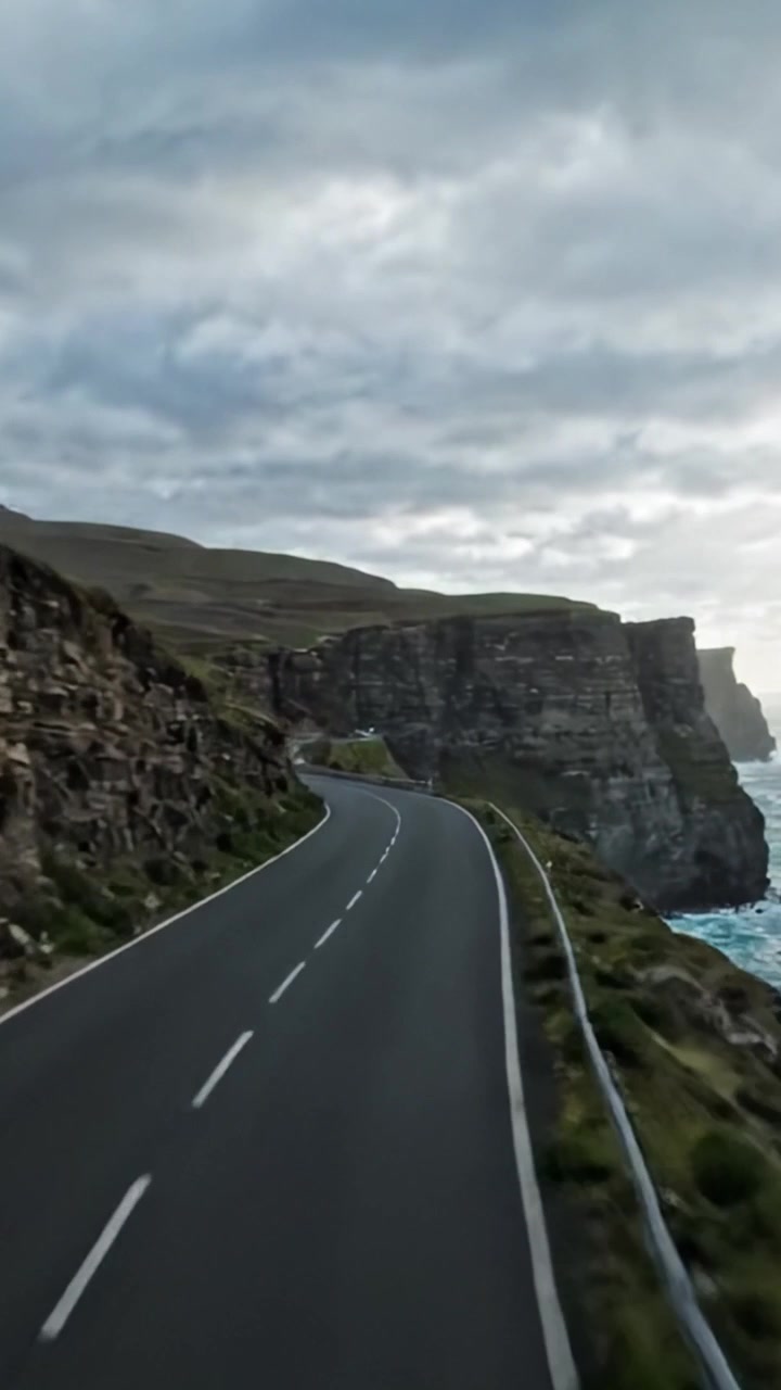 Percorso costiero panoramico: un viaggio sereno lungo le scogliere frastagliate e le acque turchesi di un paesaggio marino suggestivo.