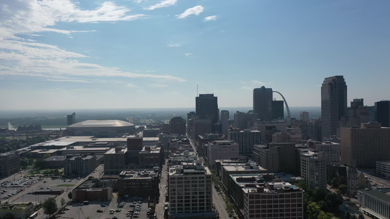 el centro de st. louis, missouri, se eleva desde el aire.