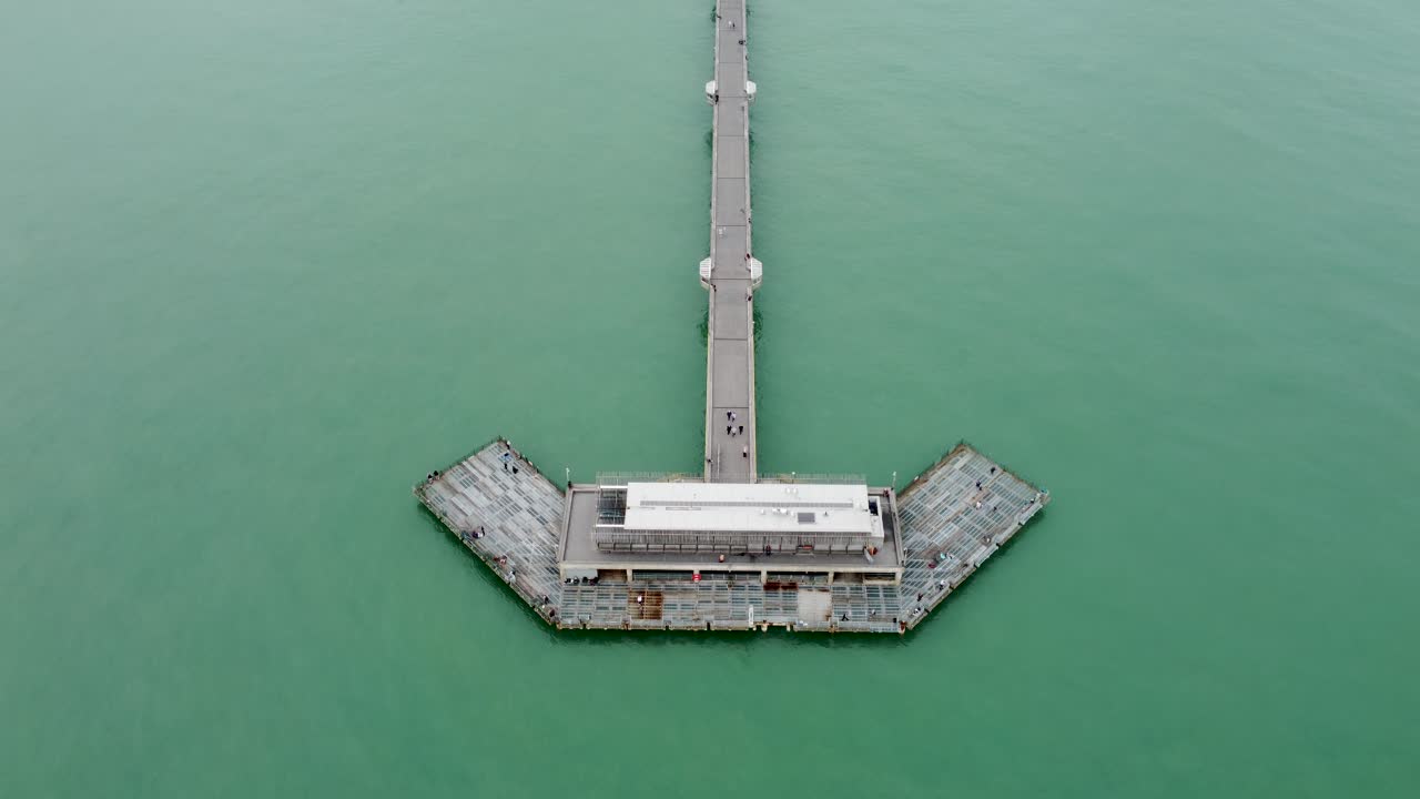 vista de pájaro del muelle del trato desde un dron de 4k