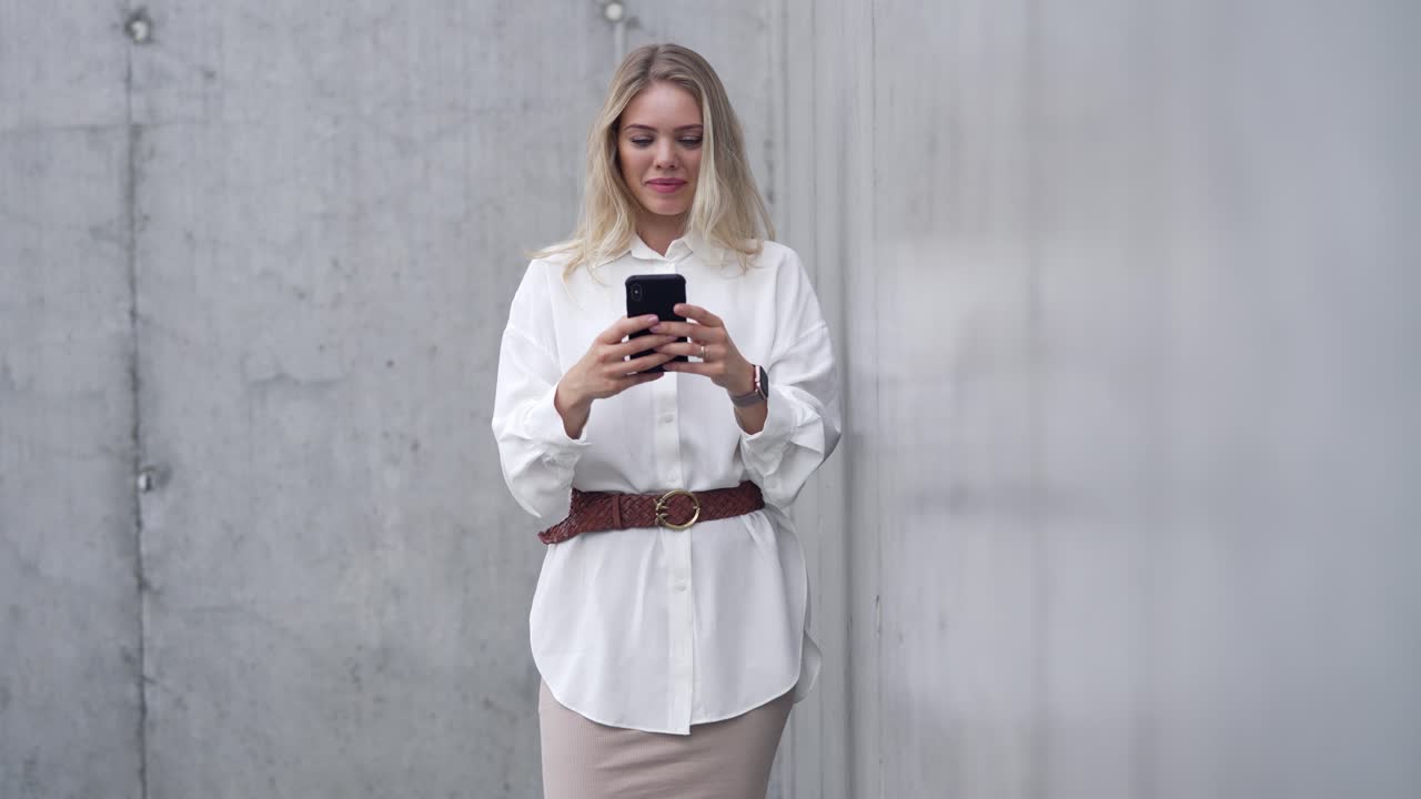 Donna che manda messaggi al telefono
