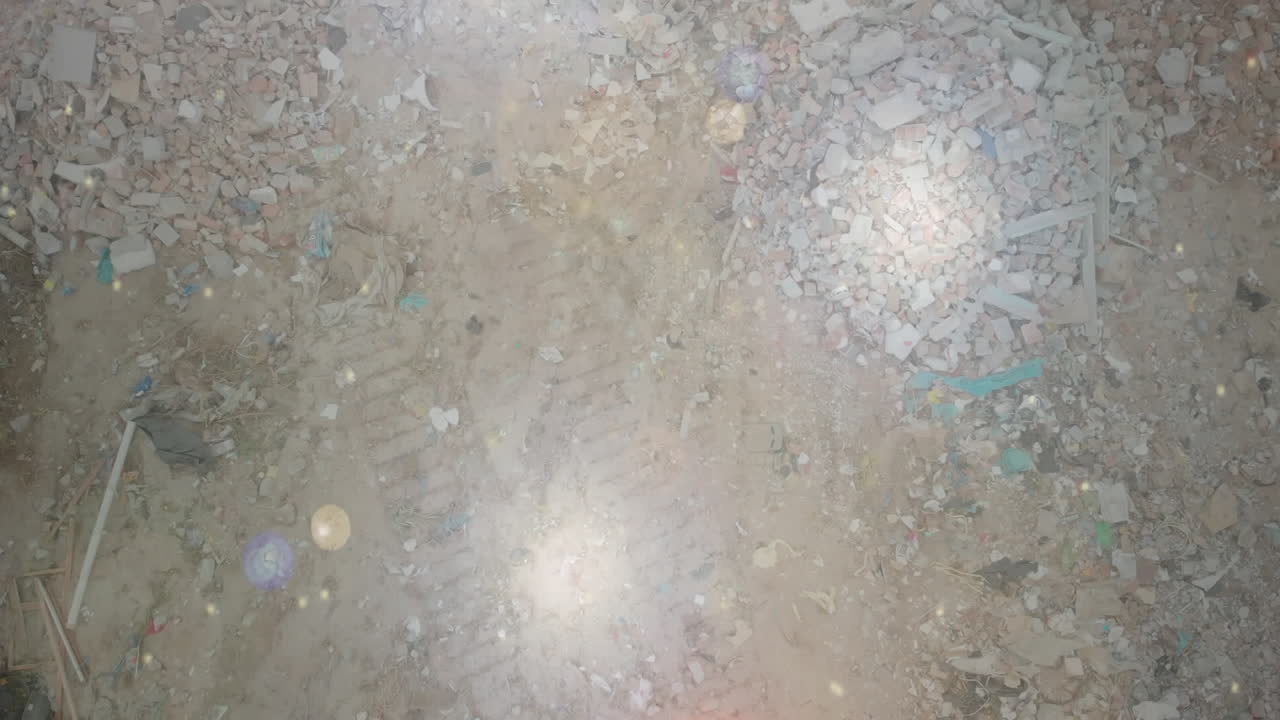 수질 오염과 수중 쓰레기 위에 빛의 반점이 있습니다.