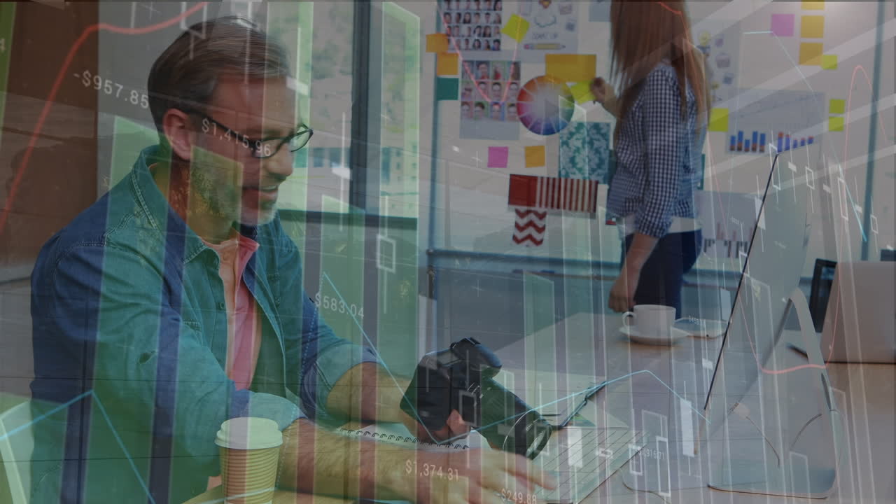 animación del procesamiento de datos financieros sobre un empresario caucásico usando una cámara