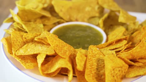 Drehender-Teller-Mit-Tortillachips-Und-Guacamole-Dip,-Rotierendes-Gericht,-Nacho-Snack