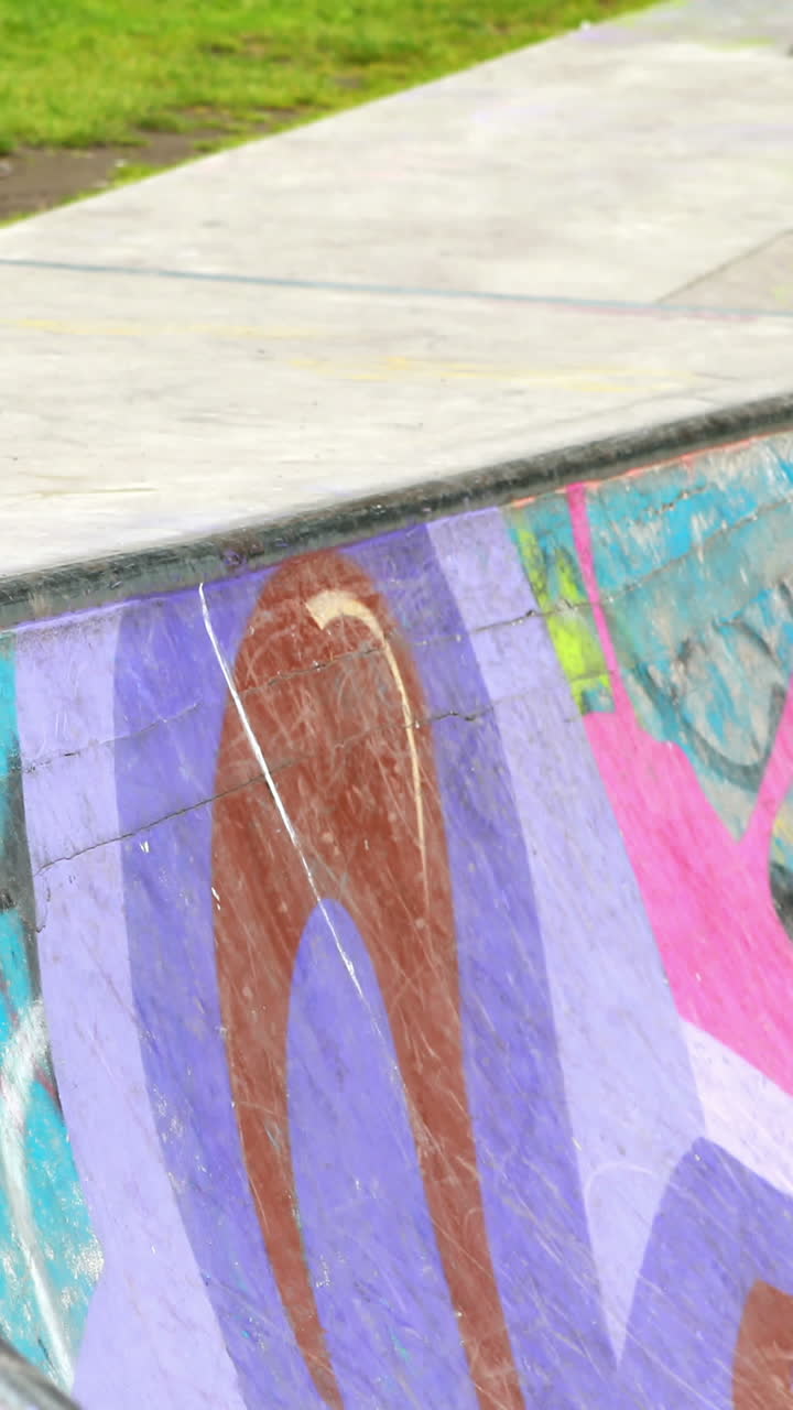 Giovane skater che pattina nello skatepark all'aperto