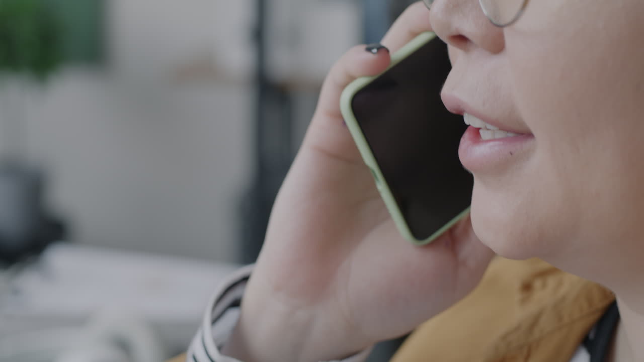 사무실에서 전화하는 여자