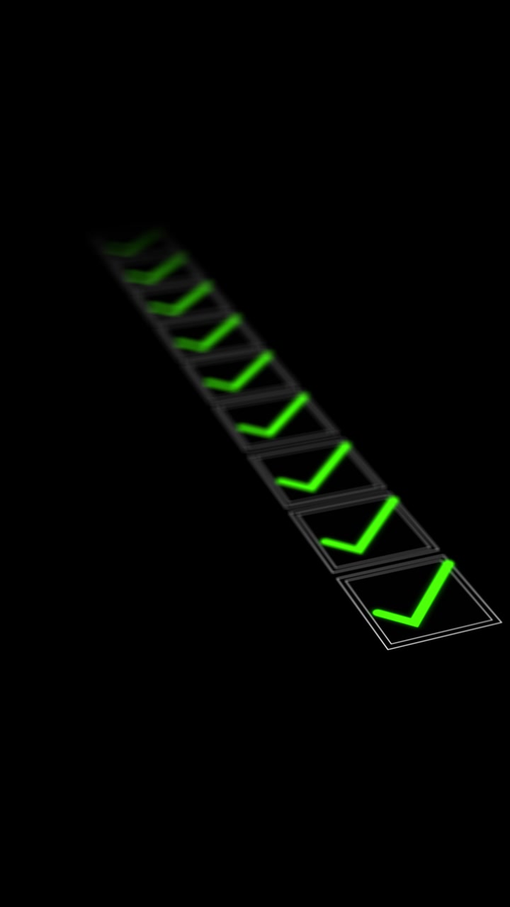 Caselle di checklist in prospettiva riempite con segni di conferma verde brillante, software di sequenza di approvazione