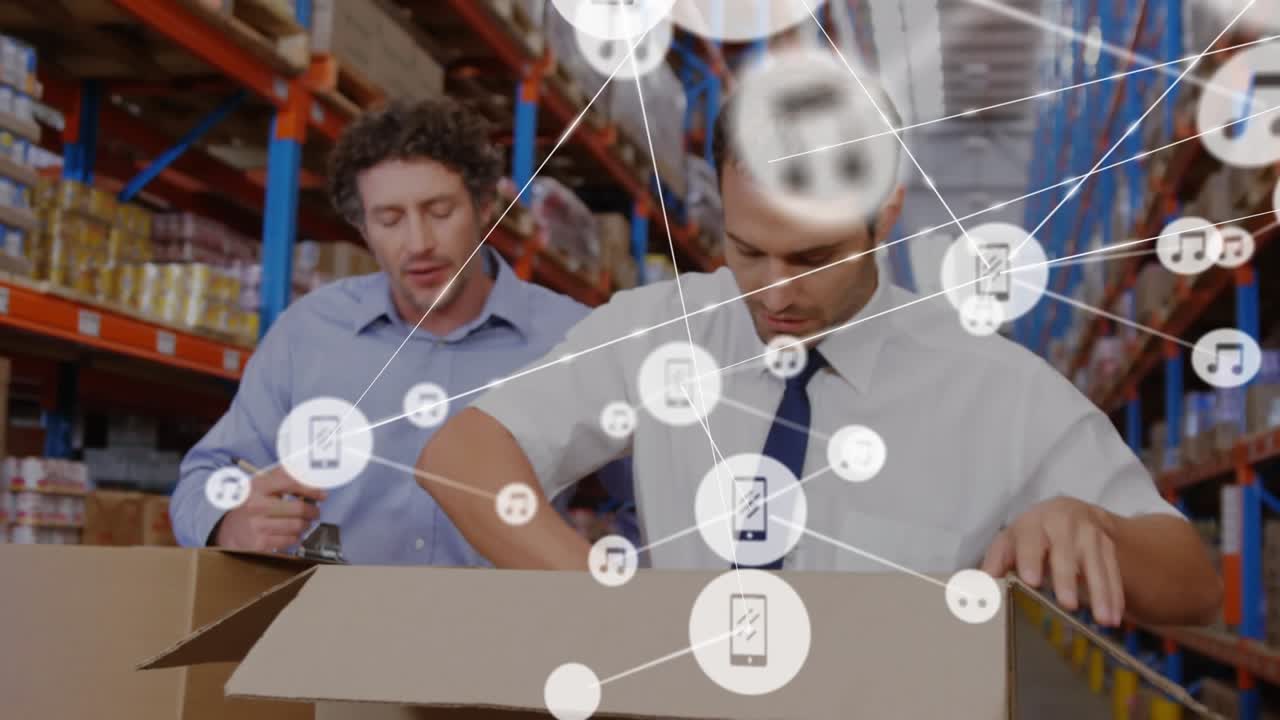 Animazione di una rete di connessioni con icone sovrapposte a diversi lavoratori in magazzino.