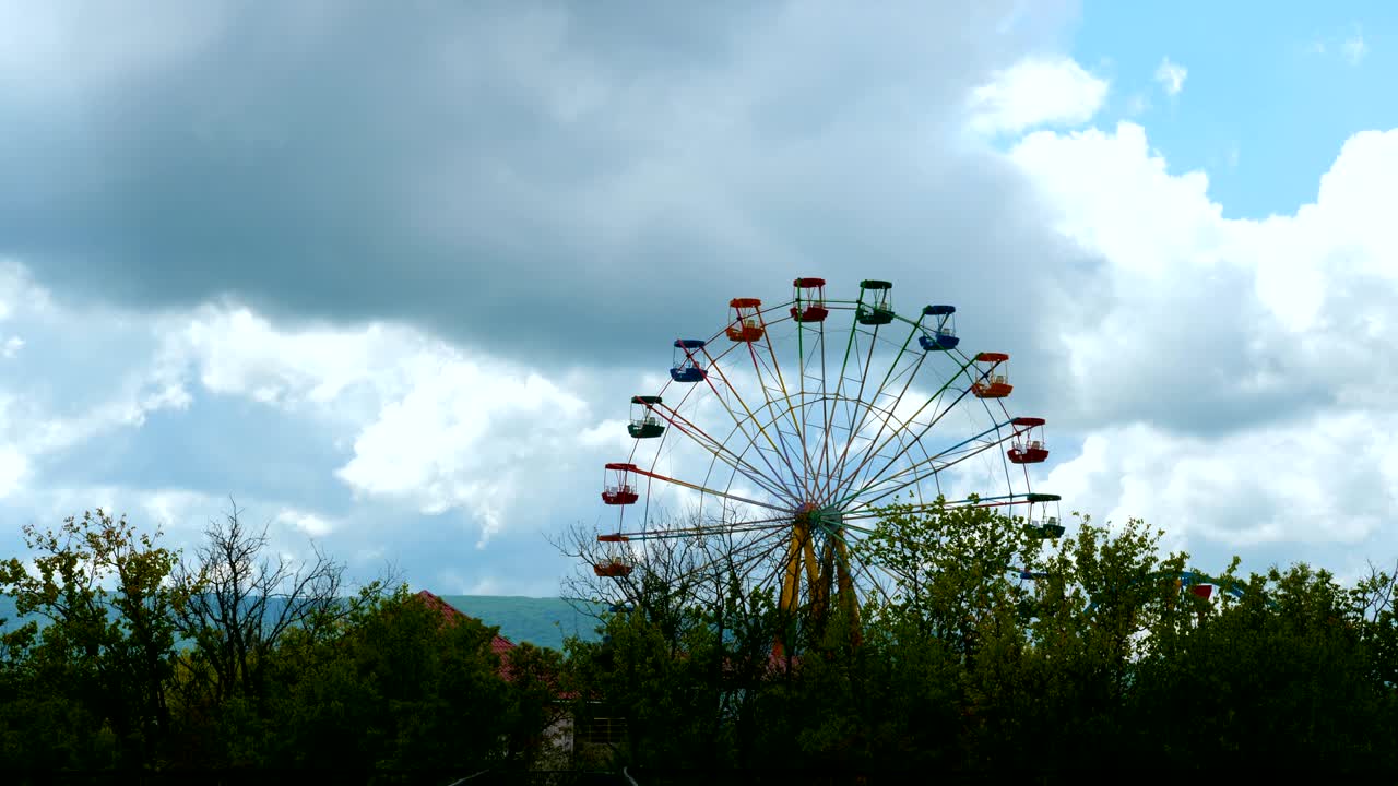 놀이 공원에서 다채로운 페리스.