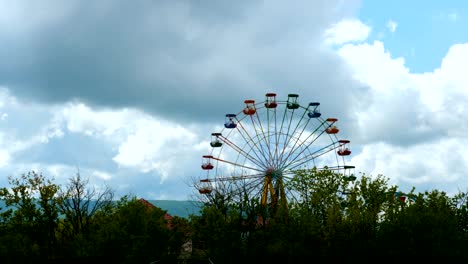 la colorida rueda de ferris en un parque de atracciones.