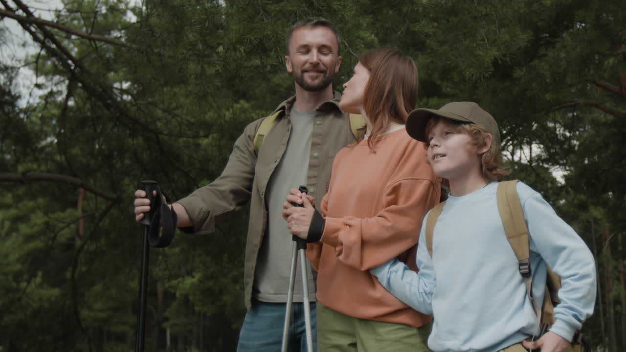 excursionismo familiar en el bosque