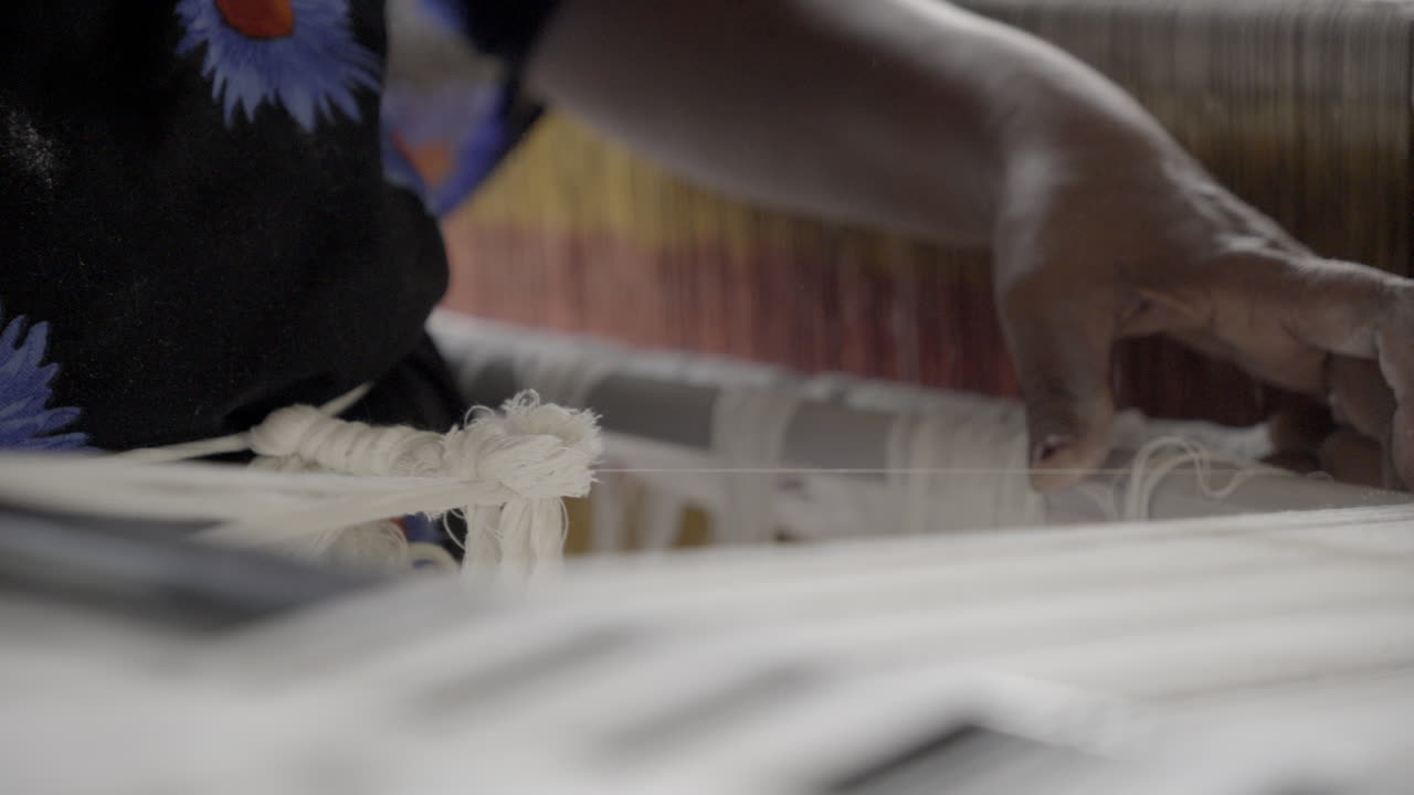 인도 의 전통적 인 수직 목재 짜기 기계