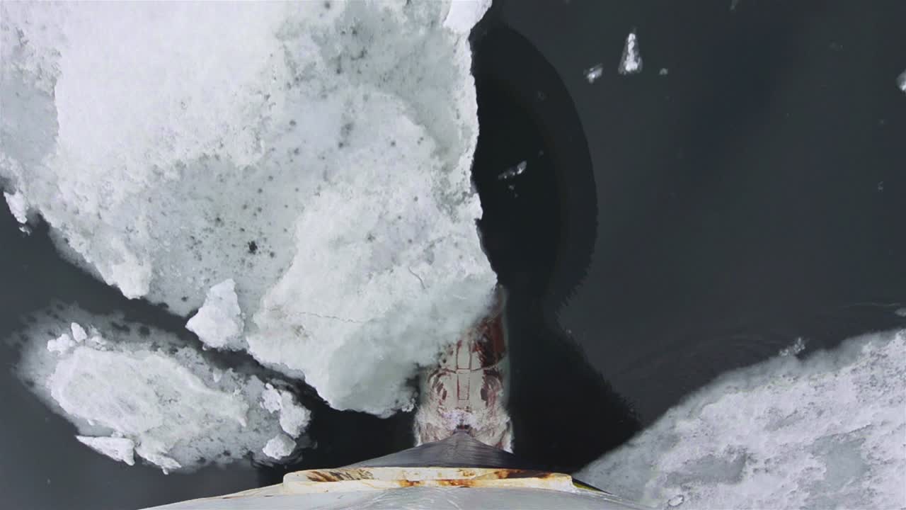 la proa del barco rompiendo el hielo marino en el archipiélago de svalbard, noruega