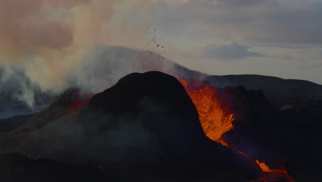 volcán en erupción con explosión de lava caliente y brillante en el valle de geldingadalir cerca de la montaña fagradalsfjall, península de reykjanes, suroeste de islandia - primer plano