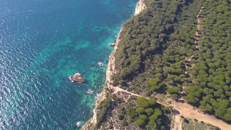 Vista-Aérea-Inclinada-De-Un-Gran-Acantilado-En-La-Costa-Mediterránea-De-España-En-Un-Día-Soleado