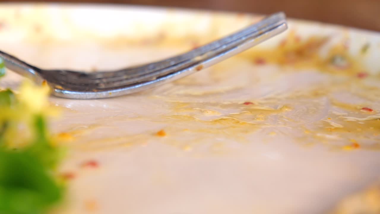 남은 음식 을 담은 더러운 접시 의 클로즈업