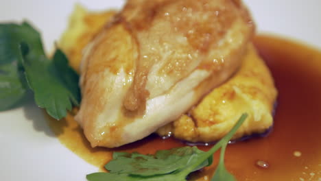 pierna de pollo cocida servida sobre puré de patata