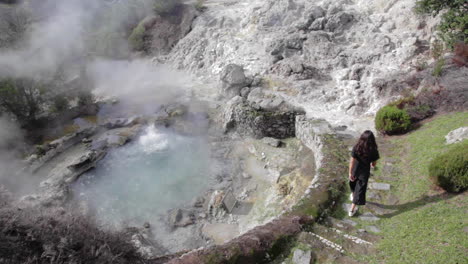 Mutiges,-Abenteuerlustiges-Mädchen,-Das-In-Kochendes-Wasser-Eindringt,-Entspringt-Den-Azoren,-Portugal